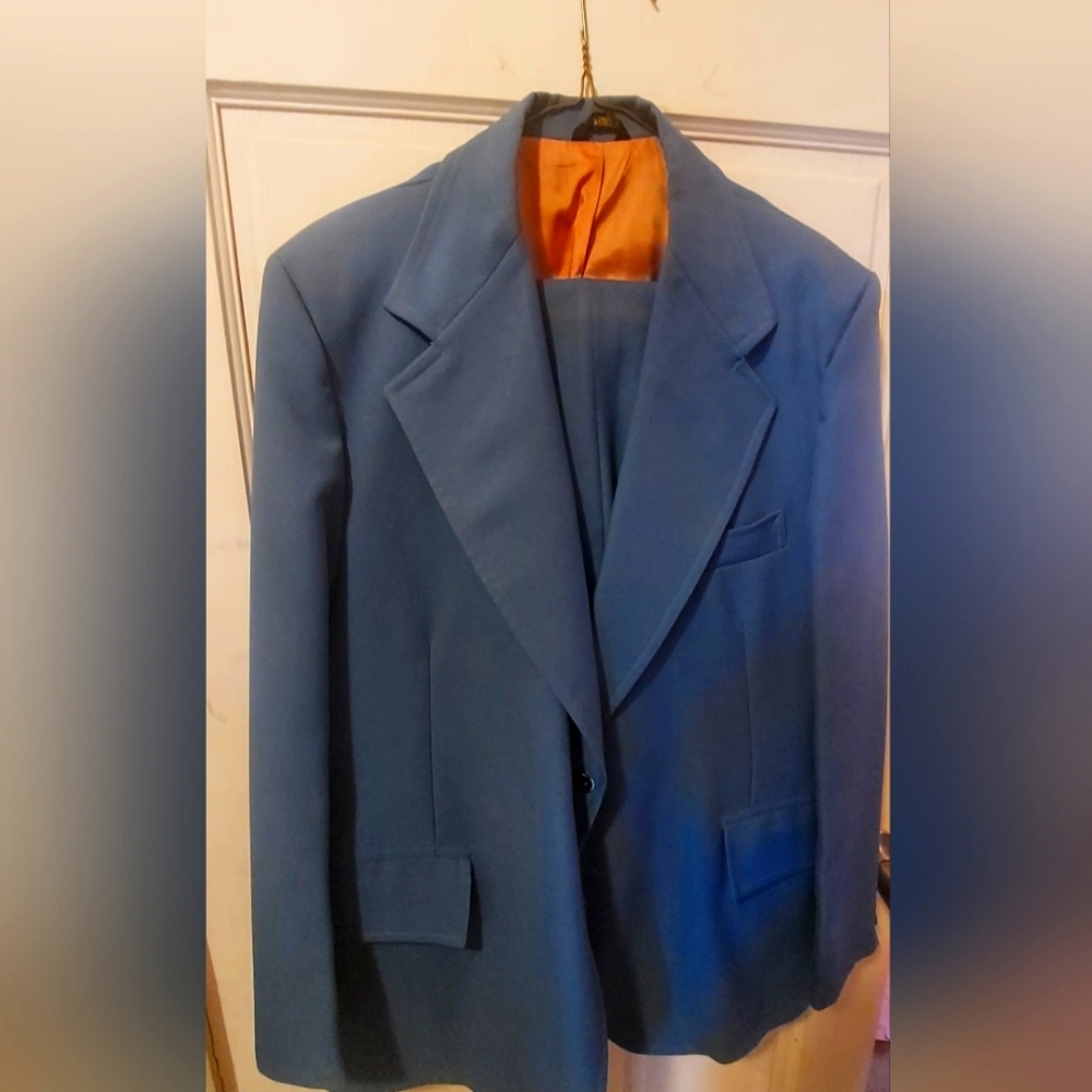 Complete suit,  excellent condition very little used, 44R, Blue